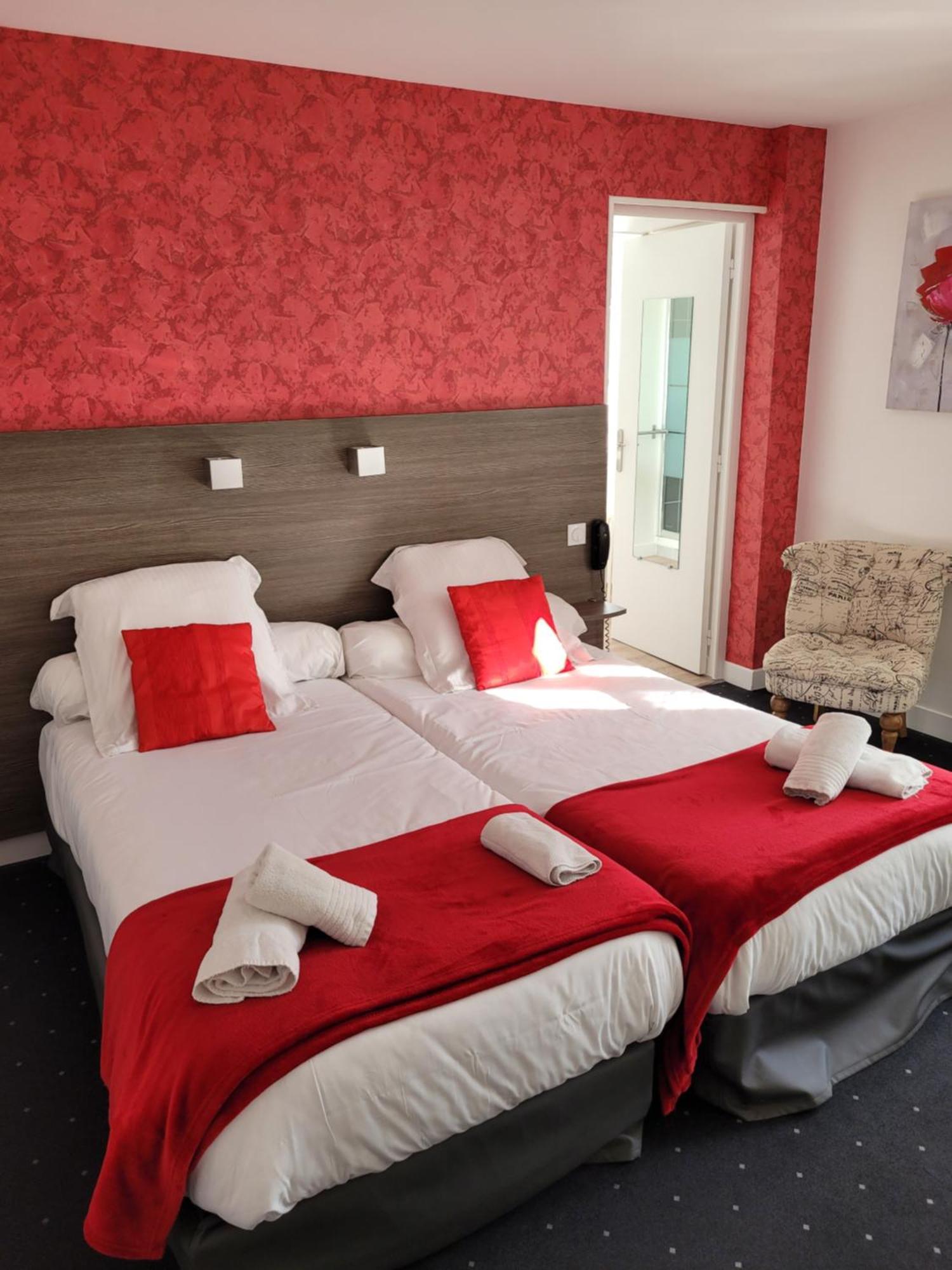 Hotel Logis Au Moyne De Saire Réville Esterno foto