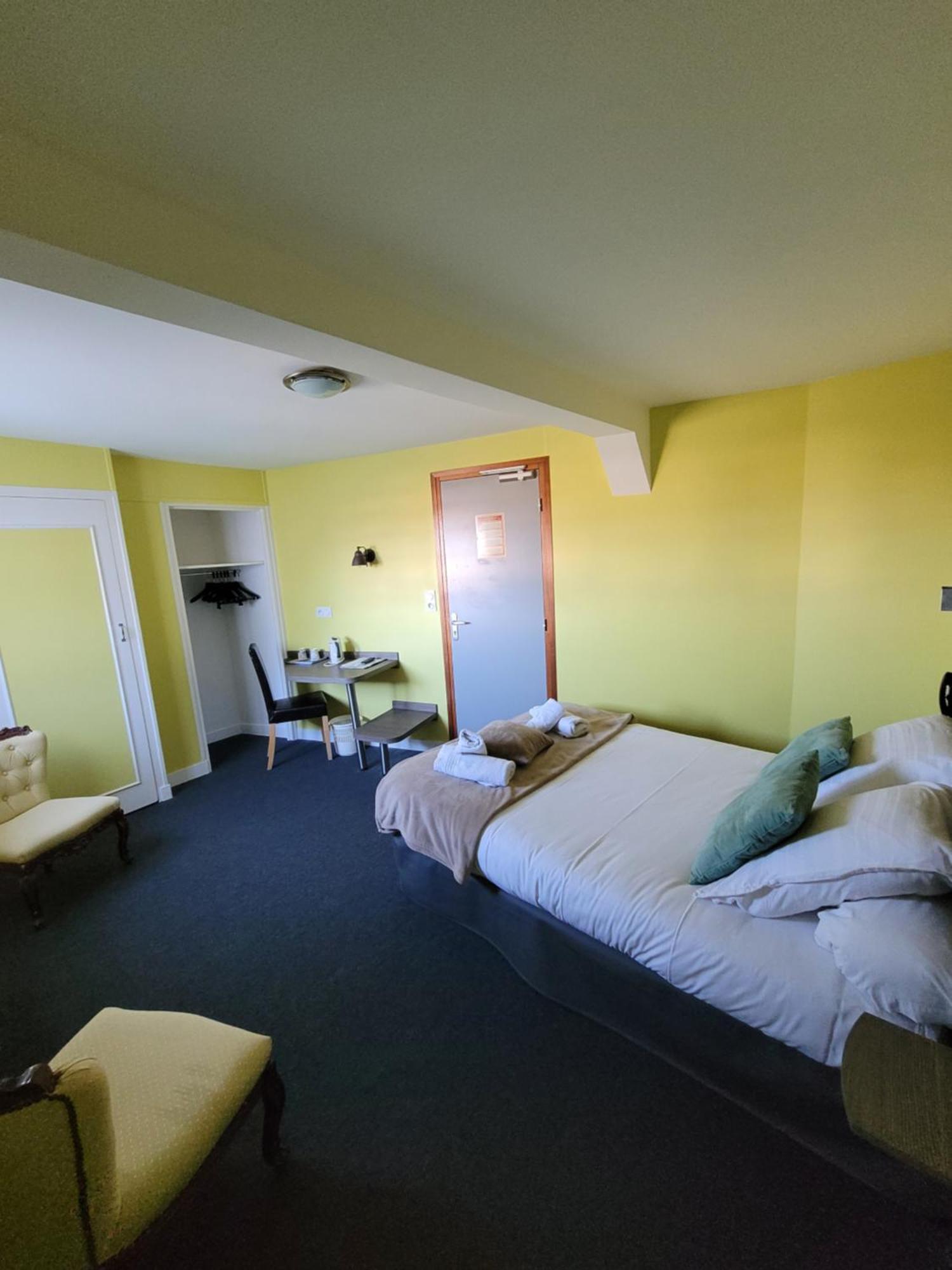 Hotel Logis Au Moyne De Saire Réville Esterno foto