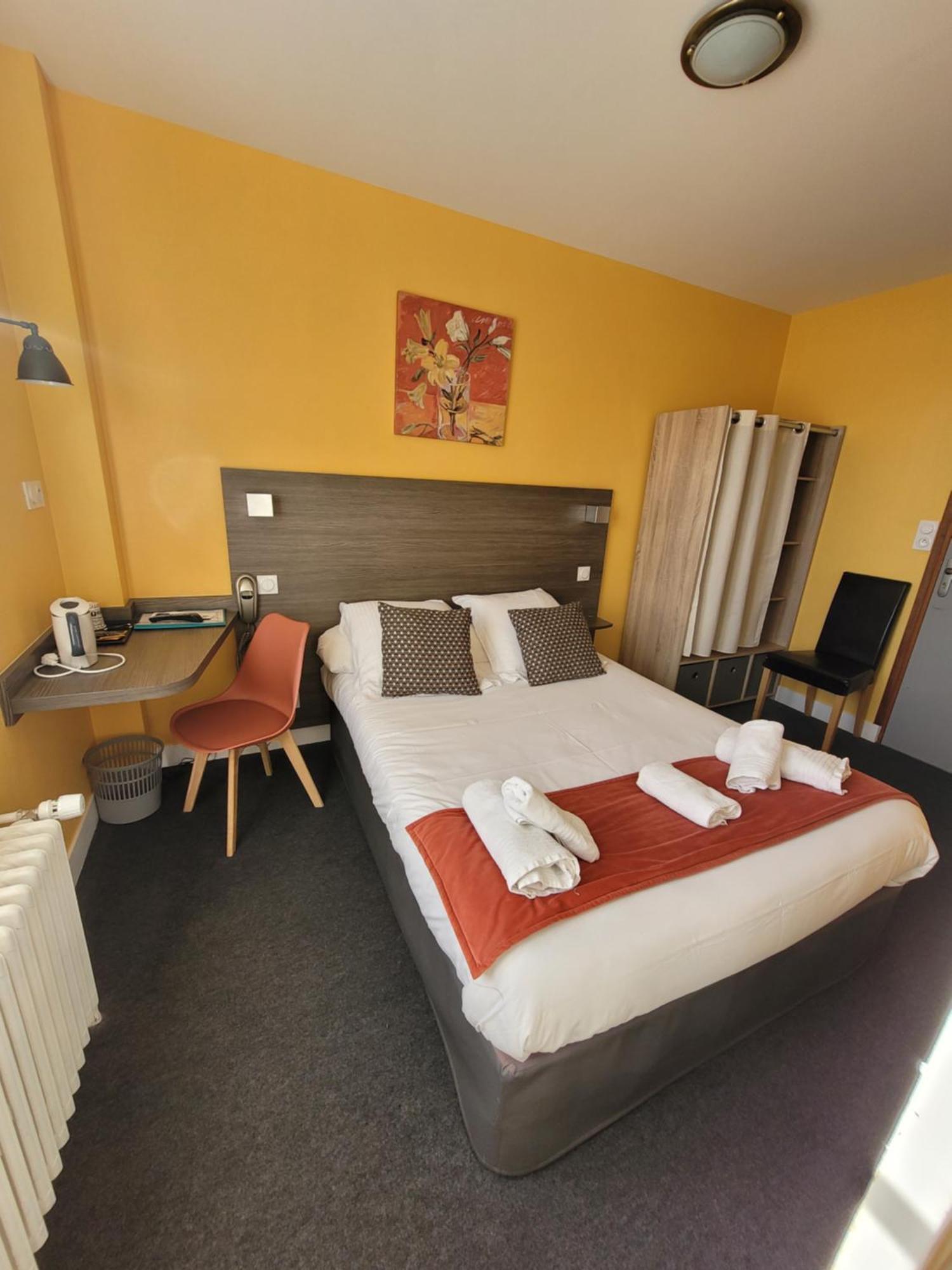 Hotel Logis Au Moyne De Saire Réville Esterno foto