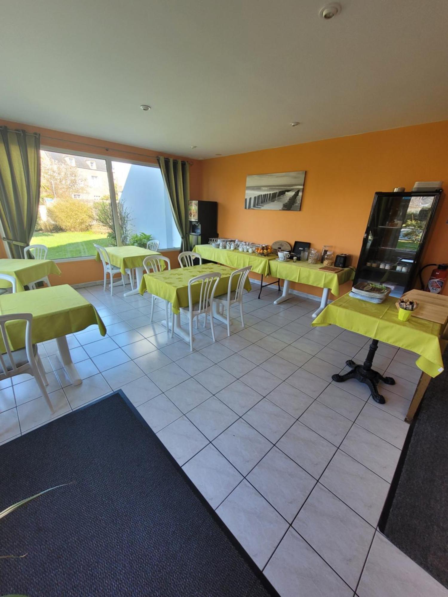 Hotel Logis Au Moyne De Saire Réville Esterno foto