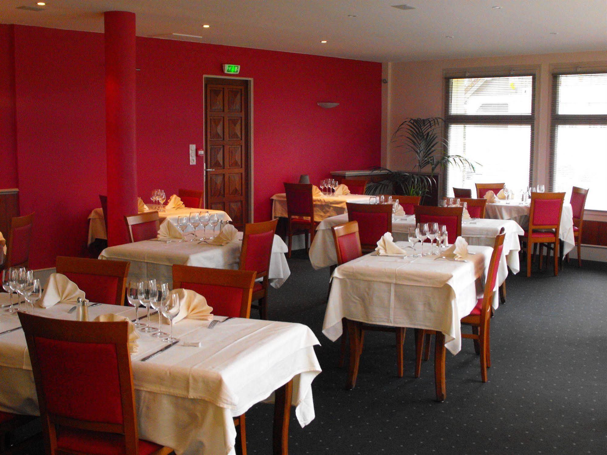 Hotel Logis Au Moyne De Saire Réville Esterno foto