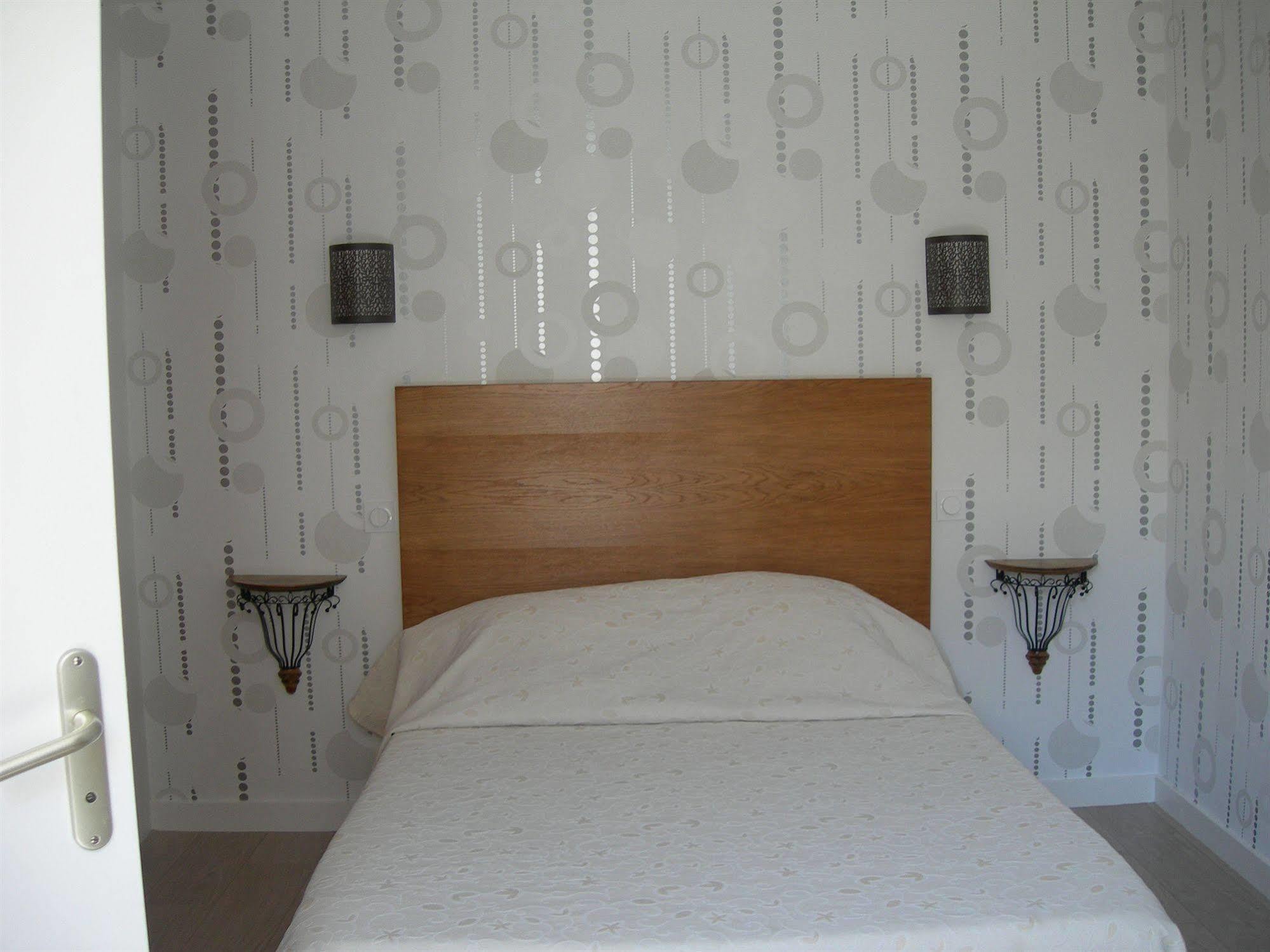 Hotel Logis Au Moyne De Saire Réville Esterno foto