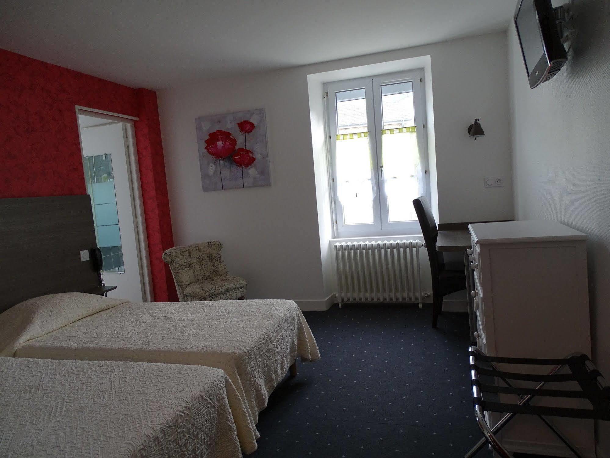 Hotel Logis Au Moyne De Saire Réville Esterno foto