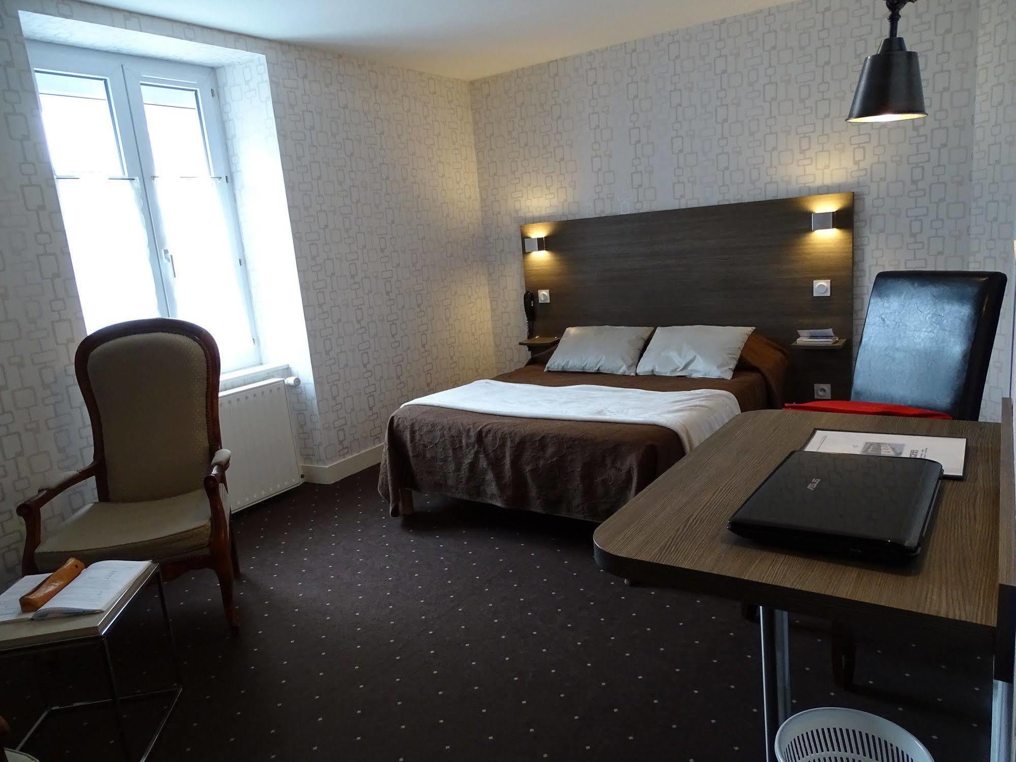 Hotel Logis Au Moyne De Saire Réville Esterno foto